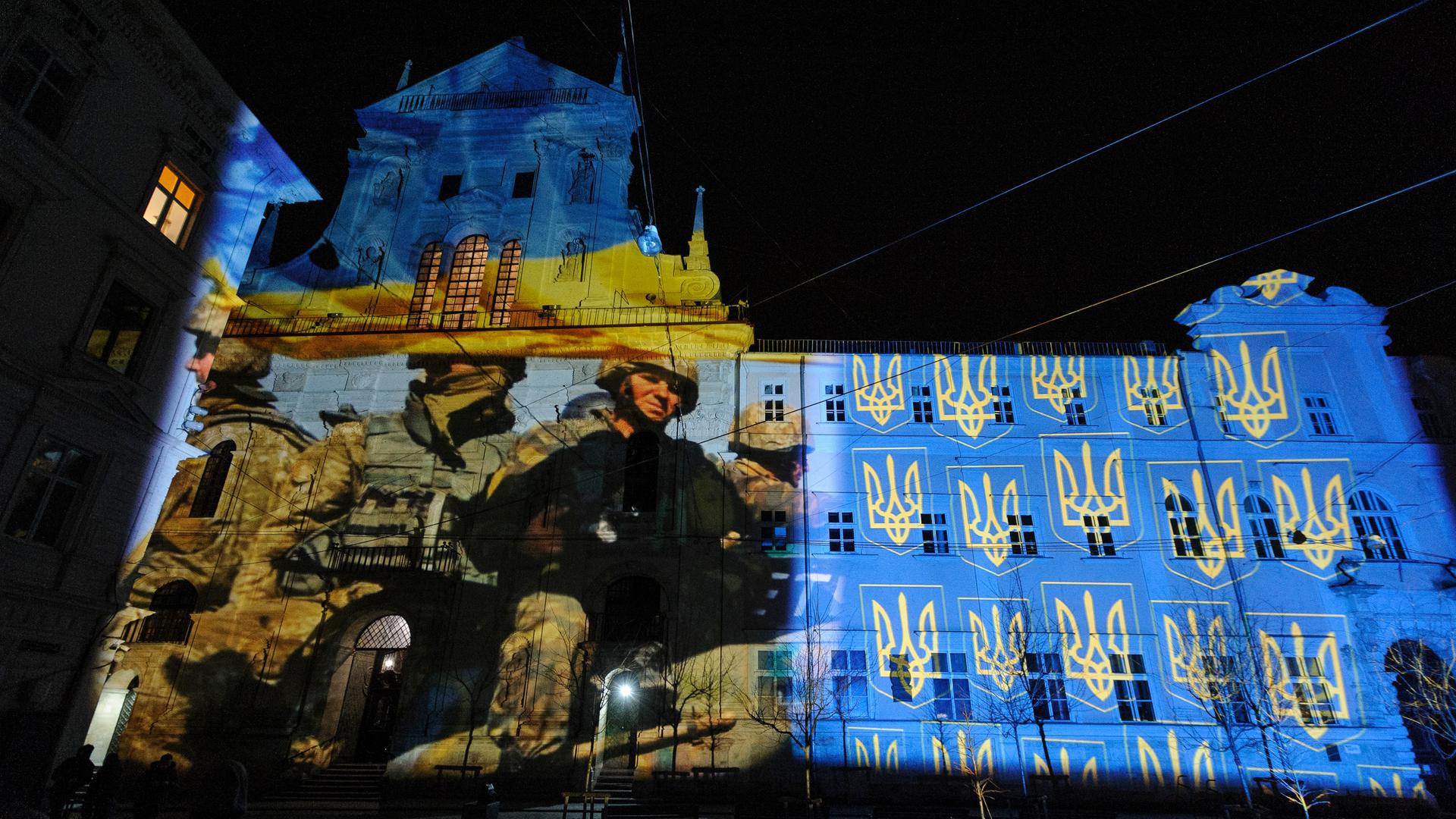 Die Garnisonkirche St.Peter und Paul in Lwiw (Lemberg) wird bei der Aktion ''Commemoration. Light for hope'' des Schweizer Künstlers Gerry Hofstetter angestrahlt. Er erinnert damit an den Angriff Russlands auf die Ukraine am 24. Februar 2022, Die Garnisonkirche St.Peter und Paul in Lwiw (Lemberg) wird bei der Aktion ''Commemoration. Light for hope'' des Schweizer Künstlers Gerry Hofstetter angestrahlt. Er erinnert damit an den Angriff Russlands auf die Ukraine am 24. Februar 2022,