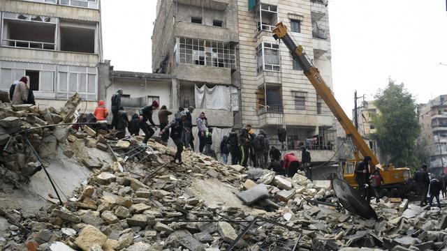 Menschen suchen nach dem schweren Erdbeben in Aleppo in Syrien in Trümmern nach Verletzten und Überlebenden.