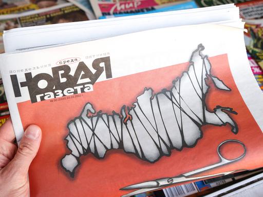 Die Nowaja Gazeta zeigt auf ihrem Titelblatt eine bandagierte Karte Russlands