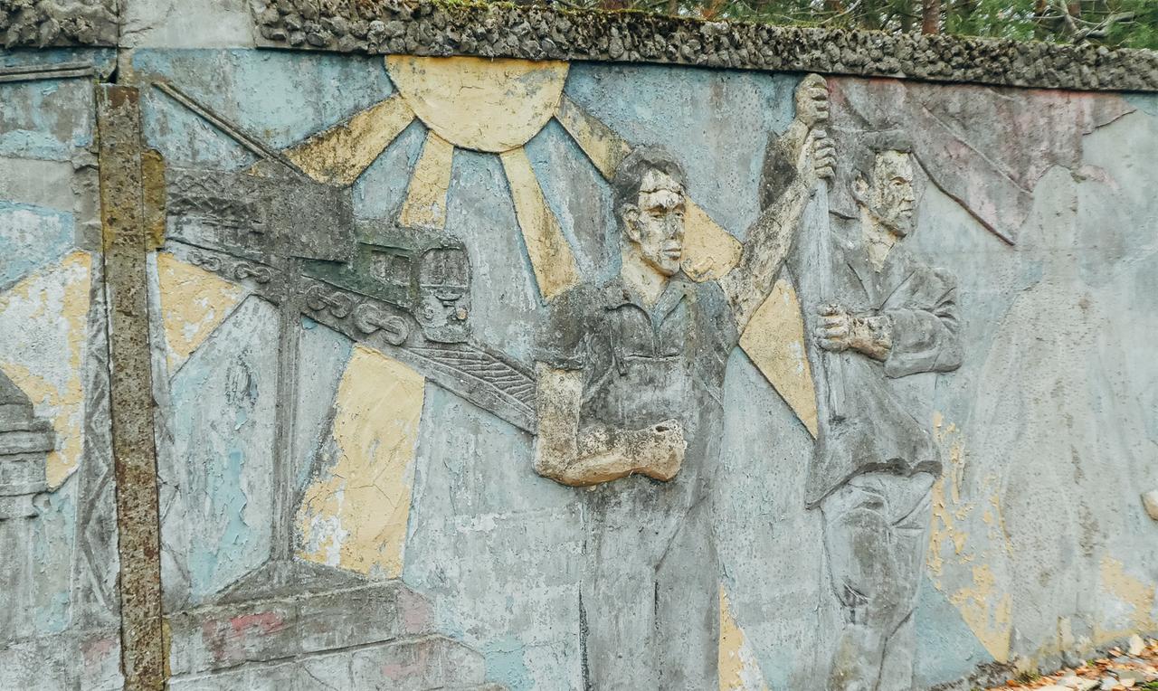 Auschnitt eines sowjetischen Wandreliefs.