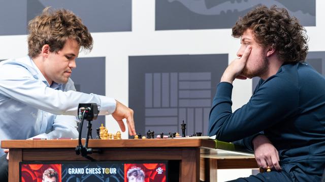 USA, St. Louis: Magnus Carlsen (l) aus Norwegen sitzt Hans Niemann aus den USA in der dritten Runde vom Schachturnier Sinquefield Cup im Saint Louis Chess Club gegenüber.