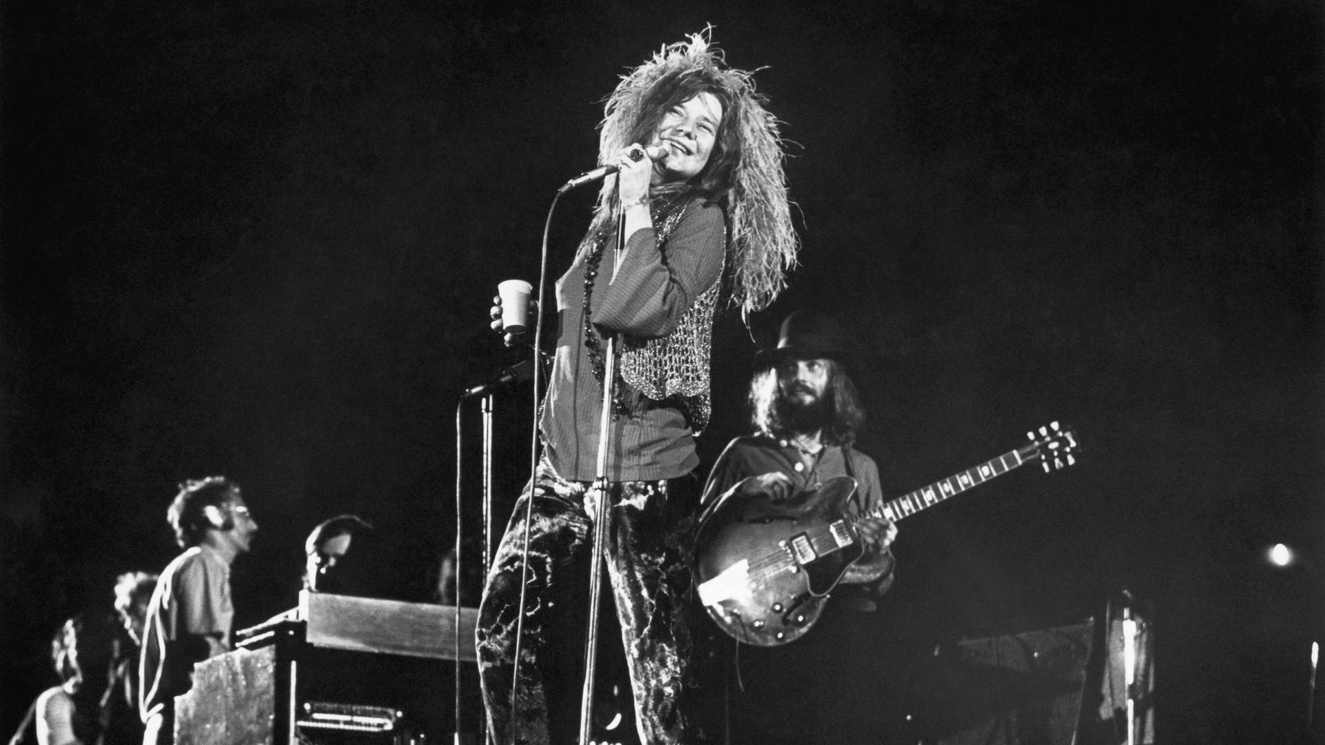 Janis Joplin und die 'Full Tilt Boogie Band' beim 'Festival for Peace' auf der Bühne, 1970. Janis Joplin und die 'Full Tilt Boogie Band' beim 'Festival for Peace' auf der Bühne, 1970.