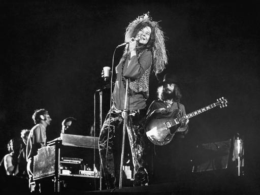 Janis Joplin und die 'Full Tilt Boogie Band' beim 'Festival for Peace' auf der Bühne, 1970.