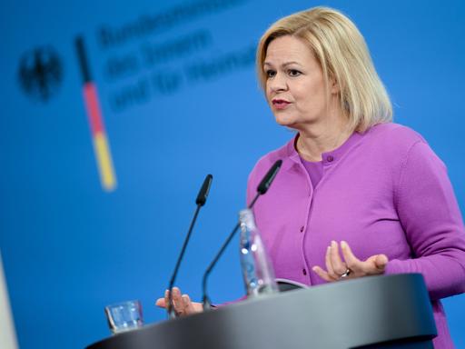 Nancy Faeser (SPD), Bundesministerin des Innern und für Heimat, spricht in ein Mikrofon