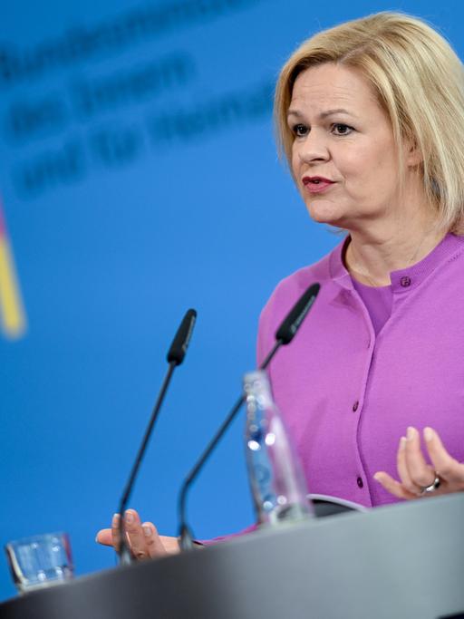Nancy Faeser (SPD), Bundesministerin des Innern und für Heimat, spricht in ein Mikrofon