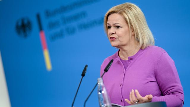 Nancy Faeser (SPD), Bundesministerin des Innern und für Heimat, spricht in ein Mikrofon