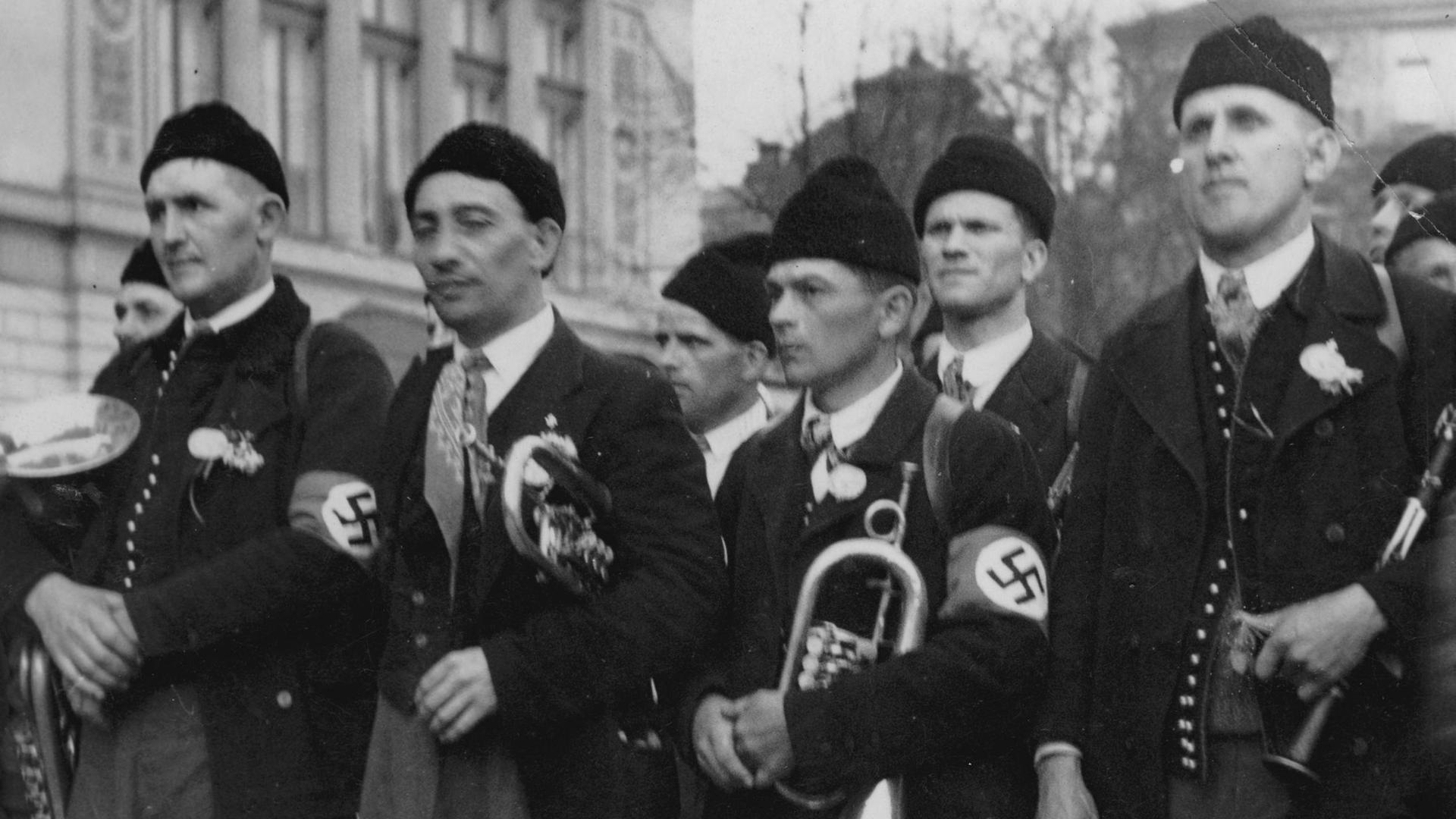 Eine österreichische Musikkapelle in Leipzig. Alle tragen Hakenkreuzbinden. Eine österreichische Musikkapelle in Leipzig. Alle tragen Hakenkreuzbinden.