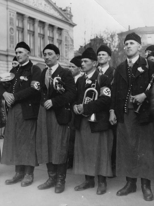 Eine österreichische Musikkapelle in Leipzig. Alle tragen Hakenkreuzbinden.