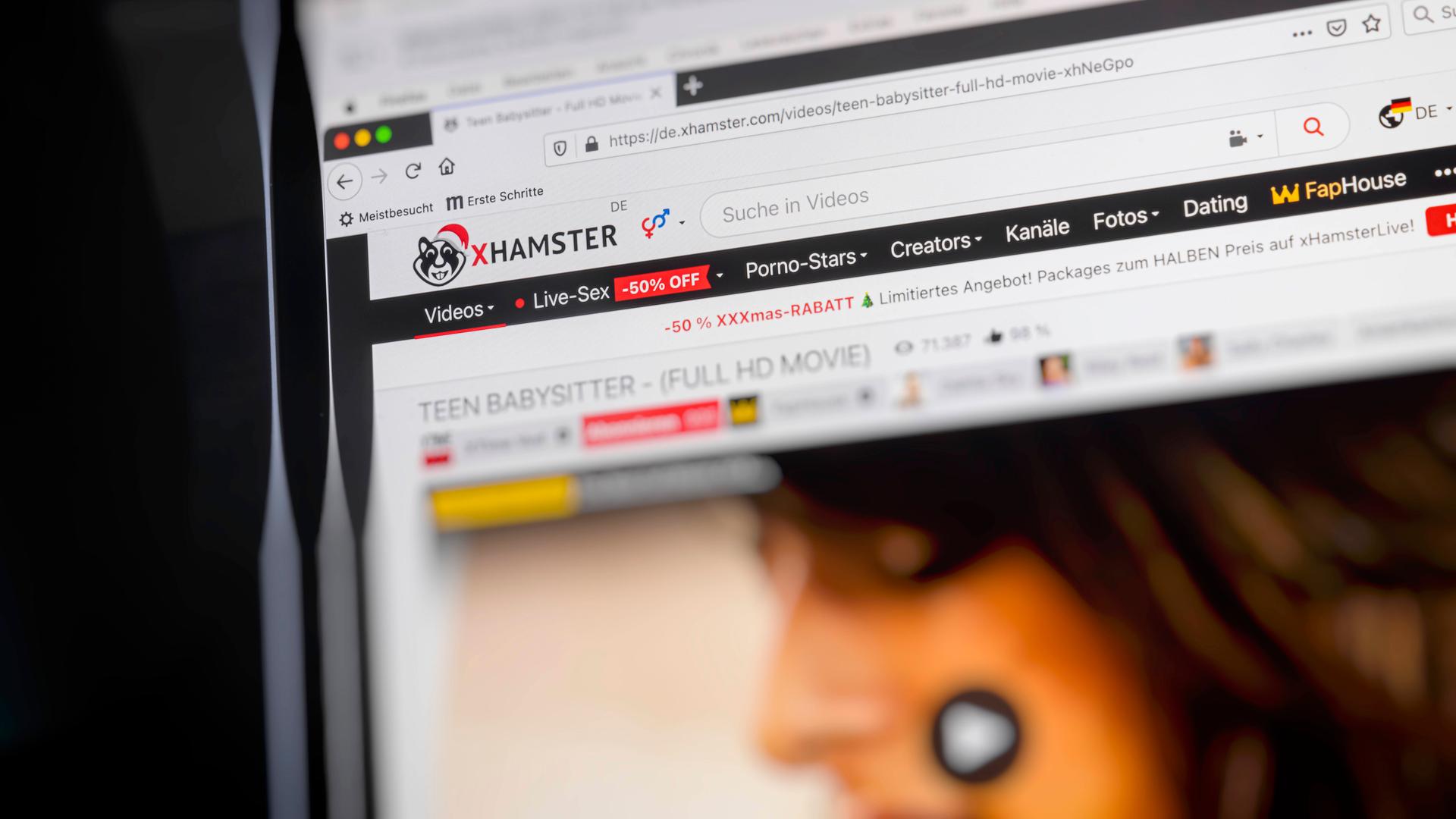 Bildschirm mit dem Pornoportal xHamster Bildschirm mit dem Pornoportal xHamster