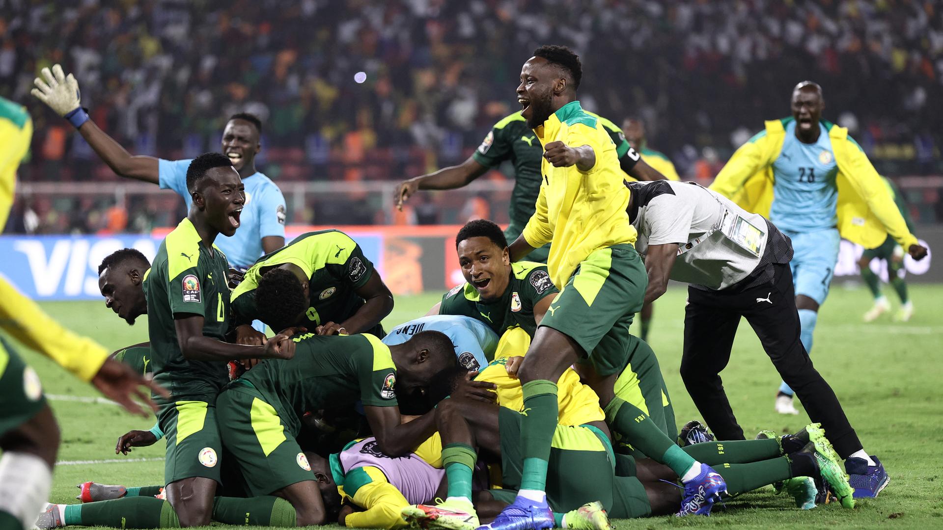 Die Spieler von Senegal feiern ihren Sieg im Endspiel von dem Afrika-Cup. Die Spieler von Senegal feiern ihren Sieg im Endspiel von dem Afrika-Cup.