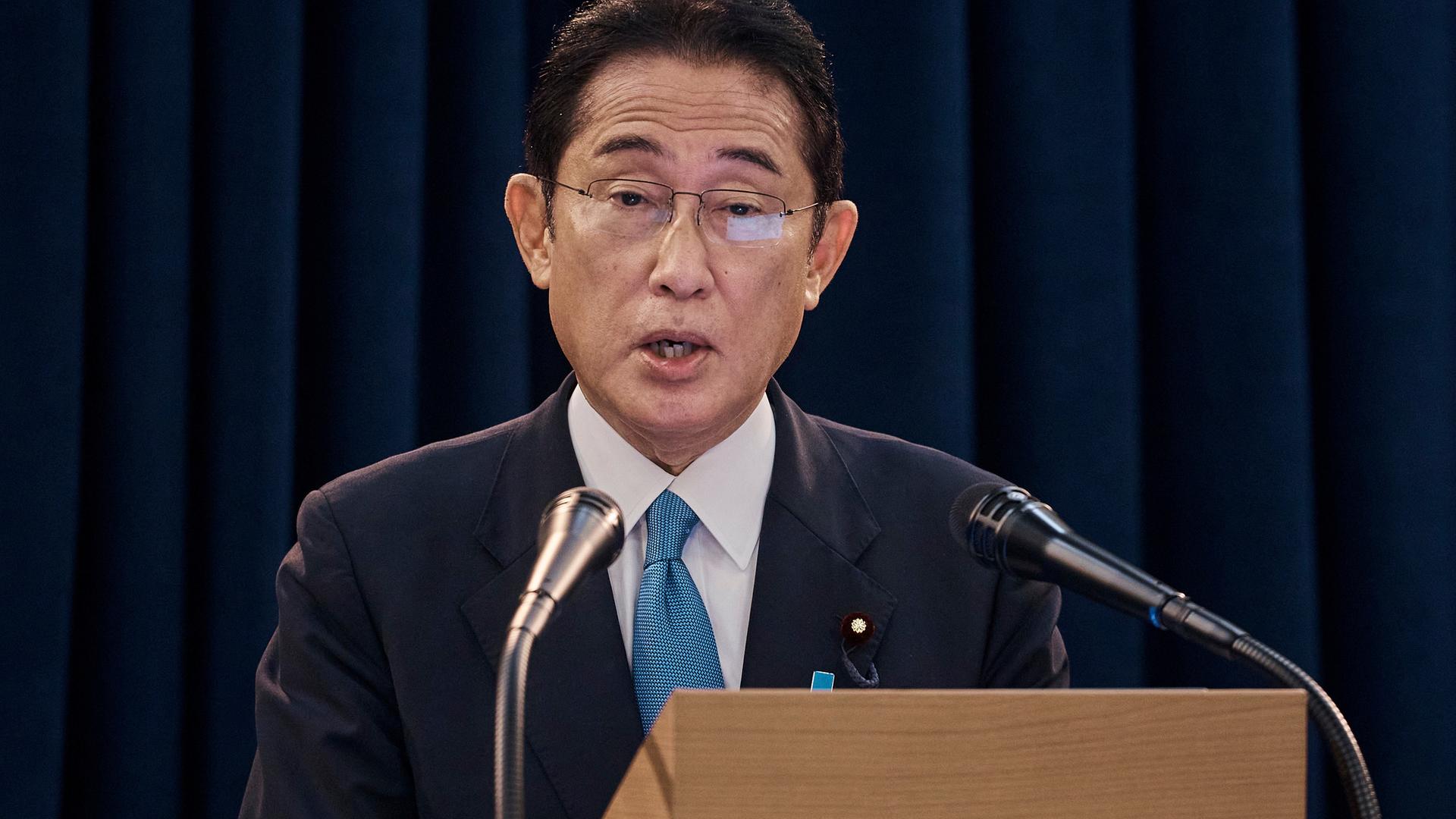 Der japanische Ministerpräsident Fumio Kishida spricht auf einer Pressekonferenz.
