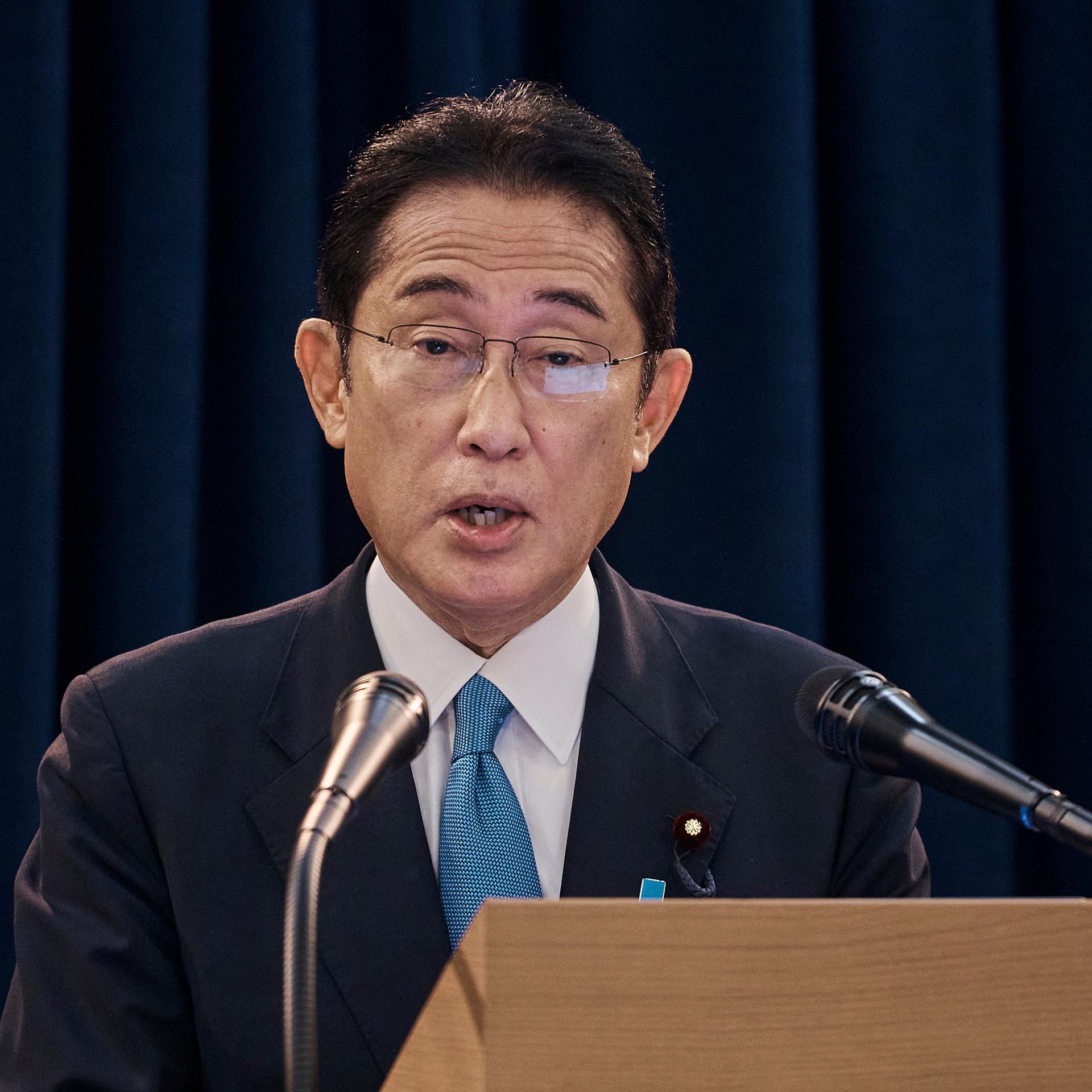 Der japanische Ministerpräsident Fumio Kishida spricht auf einer Pressekonferenz.