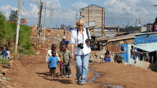 Die Fotografin Ursula Meissner in Mathare (Nairobi), einem der gröÃten Slums Afrikas, aufgenommen am 29.11.2007.