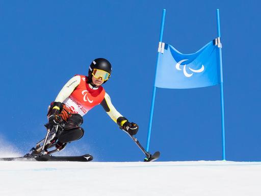 Anna-Lena Forster bei der Para-Ski-Alpin-Abfahrt der Damen in Peking.