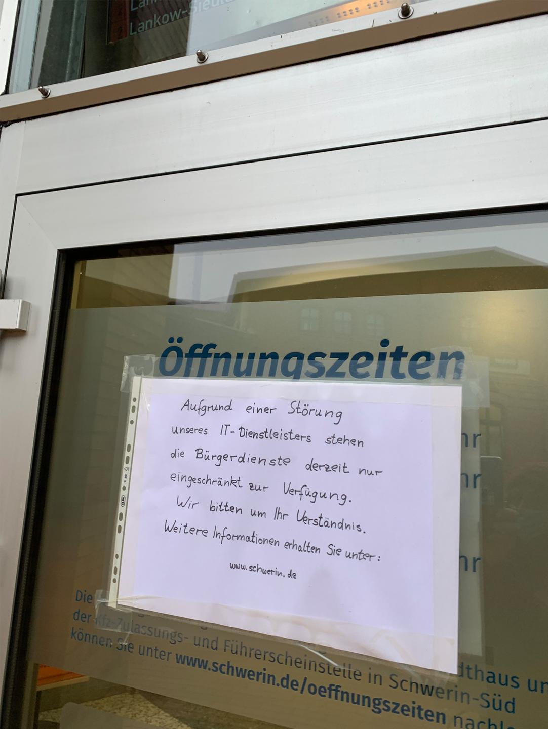 Hinweis am Stadthaus Schwerin über Störung der digitalen Dienste. Hinweis am Stadthaus Schwerin über Störung der digitalen Dienste.