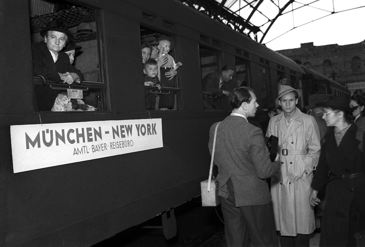 Die ersten 40 deutschen Auswanderer traten am 02.06.1949 vom Hauptbahnhof München aus ihre Reise in die USA an. Die Deutschen im Alter von vier Monaten bis 65 Jahre finden bei Verwandten in den Staaten Aufnahme. Die ersten 40 deutschen Auswanderer traten am 02.06.1949 vom Hauptbahnhof München aus ihre Reise in die USA an. Die Deutschen im Alter von vier Monaten bis 65 Jahre finden bei Verwandten in den Staaten Aufnahme.