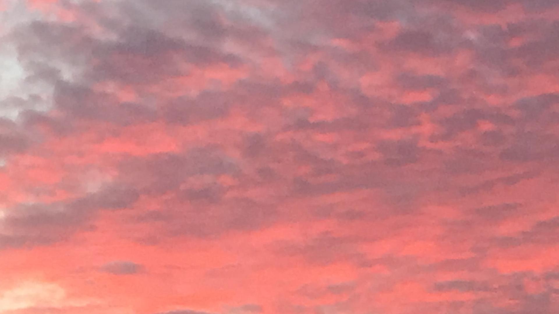 Farbiger Wolkenhimmel in Rot, Orange und Graublau Farbiger Wolkenhimmel in Rot, Orange und Graublau