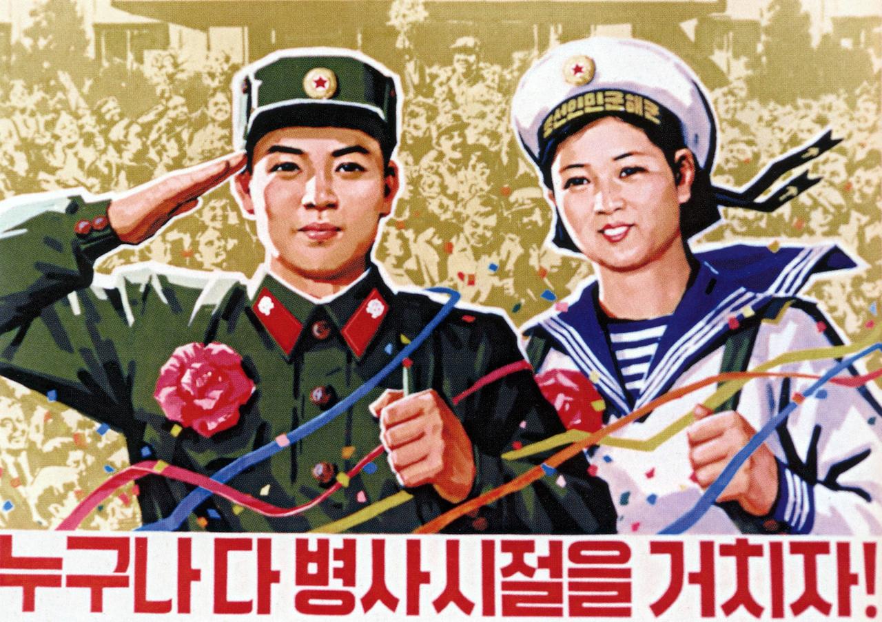Ein nordkoreanisches Propagandabild zeigt einen salutierenden jungen Soldaten in Uniform, daneben eine junge Frau im Matrosenanzug. Ein nordkoreanisches Propagandabild zeigt einen salutierenden jungen Soldaten in Uniform, daneben eine junge Frau im Matrosenanzug.