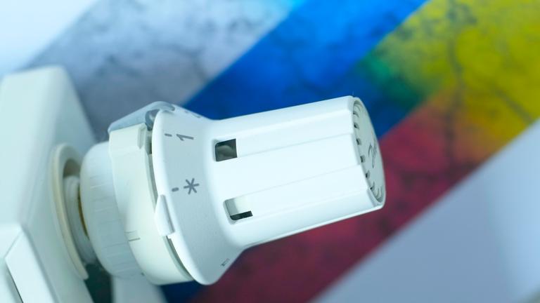Heizungsregler vor den russischen und ukrainischen Nationalfarben Heizungsregler vor den russischen und ukrainischen Nationalfarben
