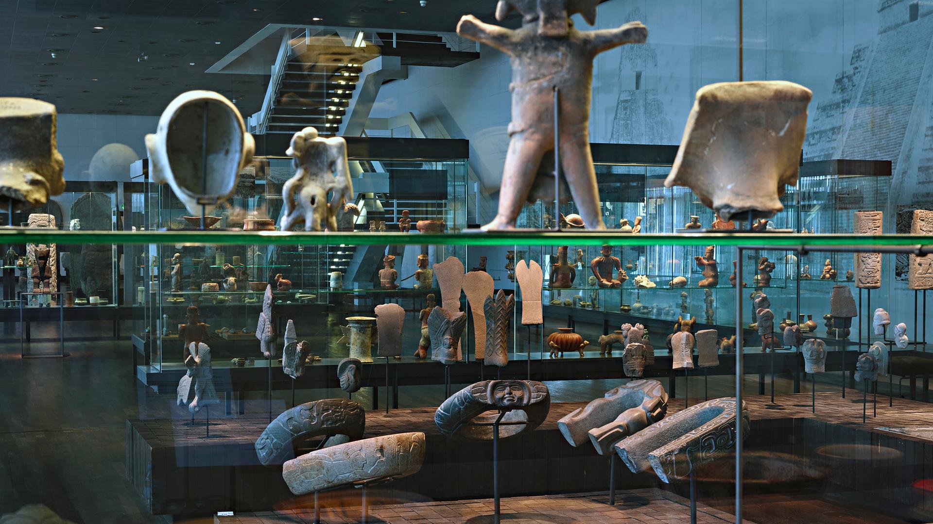 Eine Reihe von aneinander gereihten Exponaten eines Museums. Eine Reihe von aneinander gereihten Exponaten eines Museums.