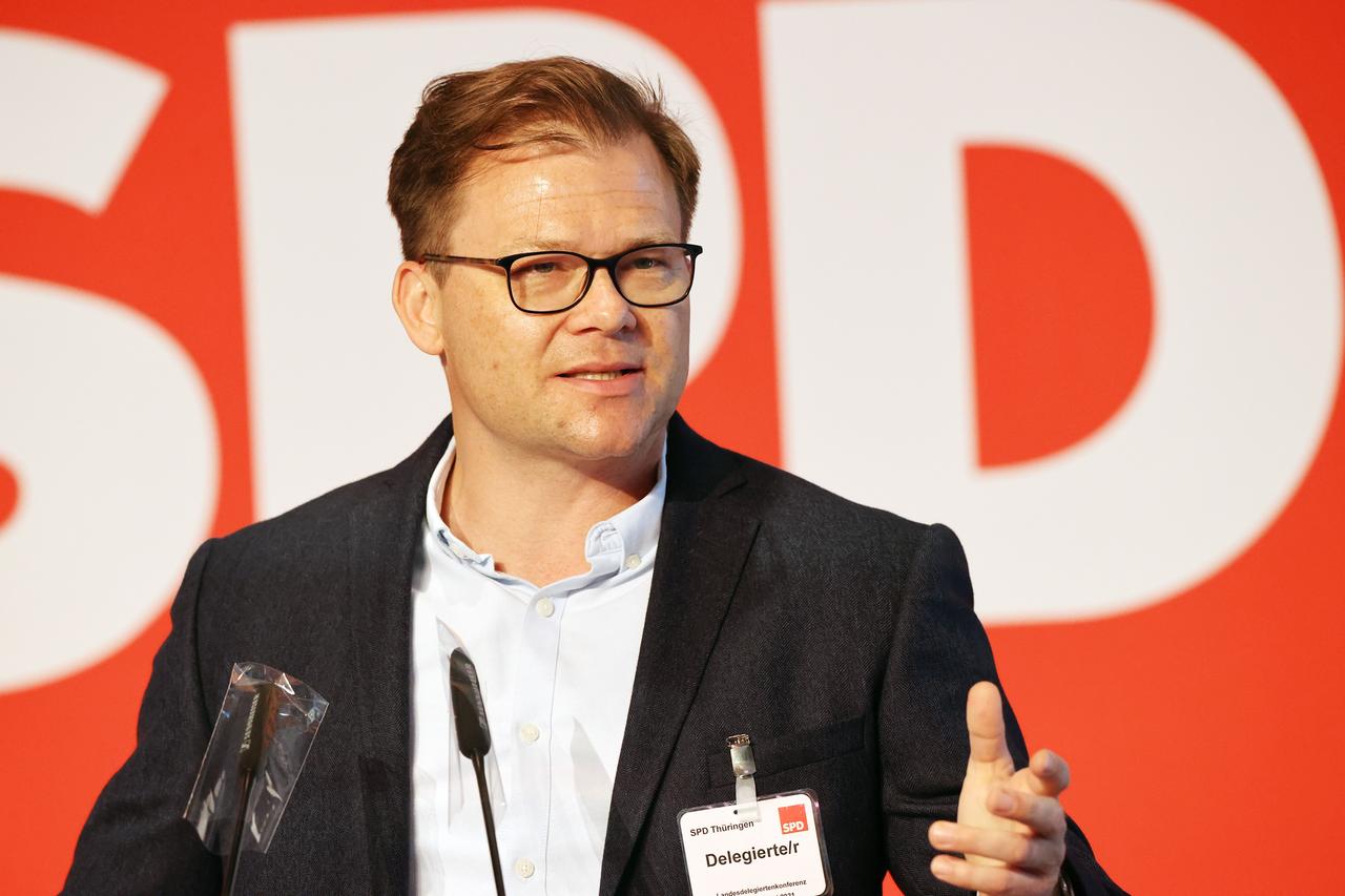 Der Ostbeauftragte der Bundesregierung, Carsten Schneider. Hinter ihm das SPD-Logo. Der Ostbeauftragte der Bundesregierung, Carsten Schneider. Hinter ihm das SPD-Logo.
