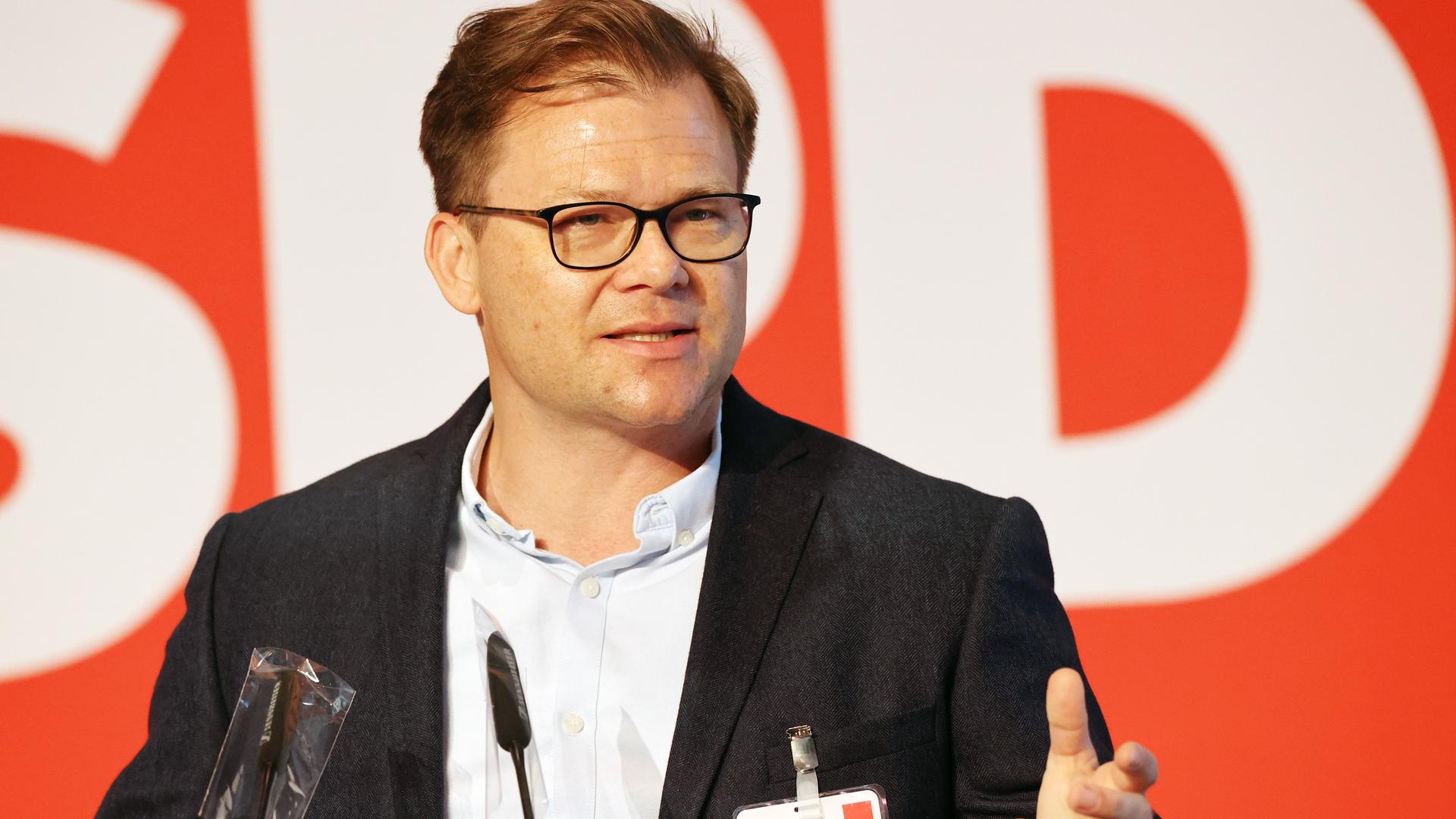 Der Ostbeauftragte der Bundesregierung, Carsten Schneider. Hinter ihm das SPD-Logo. Der Ostbeauftragte der Bundesregierung, Carsten Schneider. Hinter ihm das SPD-Logo.