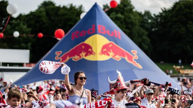 Leipzigs Spieler feiern auf der Festwiese an der Red Bull Arena mit den Fans den DFB-Pokalsieg 2022.