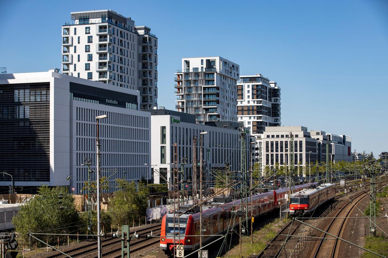 Skyline der neuen Gebäude, entlang de Bahnstrecke zwischen dem Düsseldorfer Hauptbahnhof und Duisburg auf ehemaligem Bahn- und Gewerbegelände