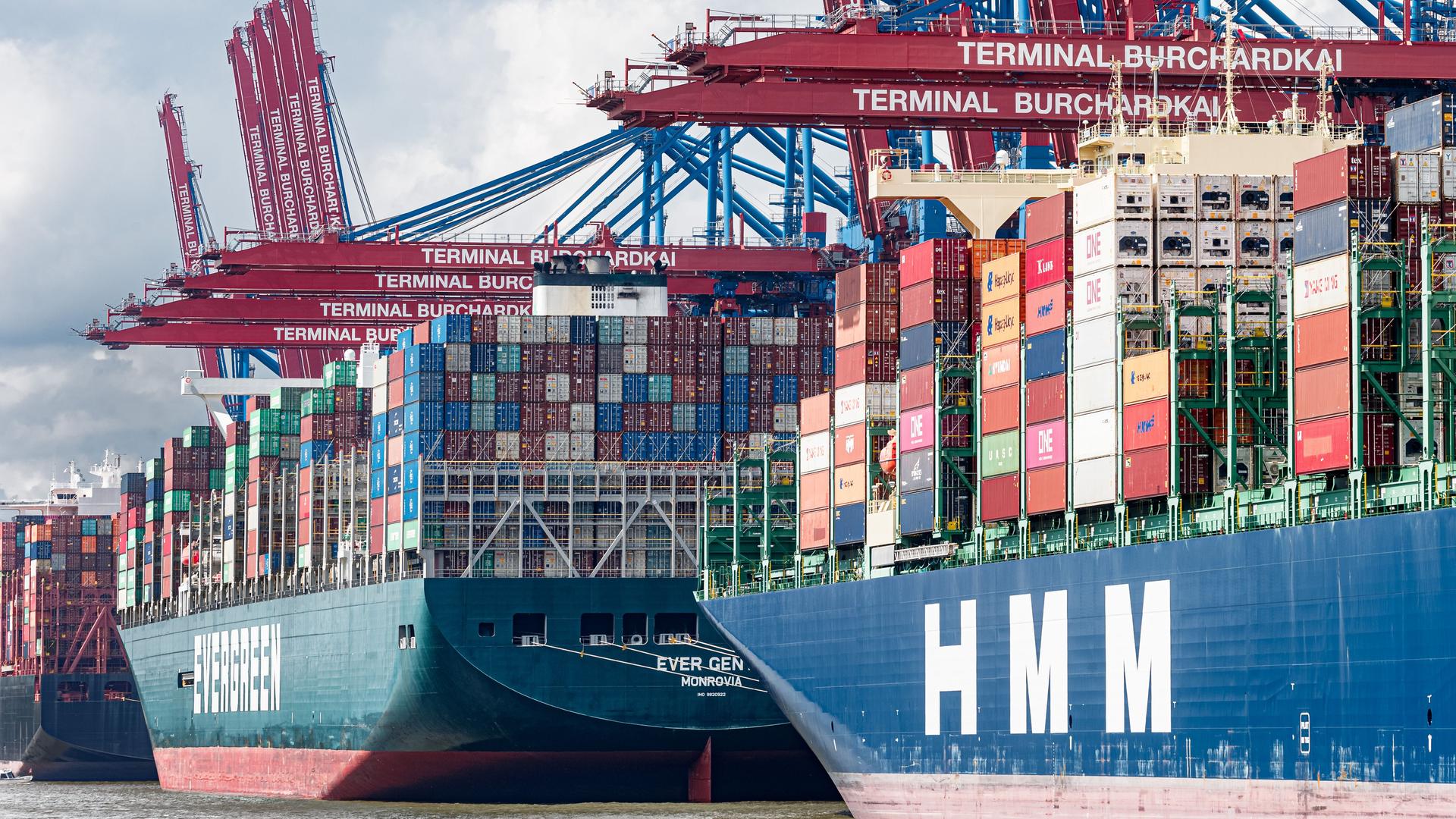 Containerschiffe liegen zum Be- und Entladen im Hamburger Hafen am Terminal Burchardkai