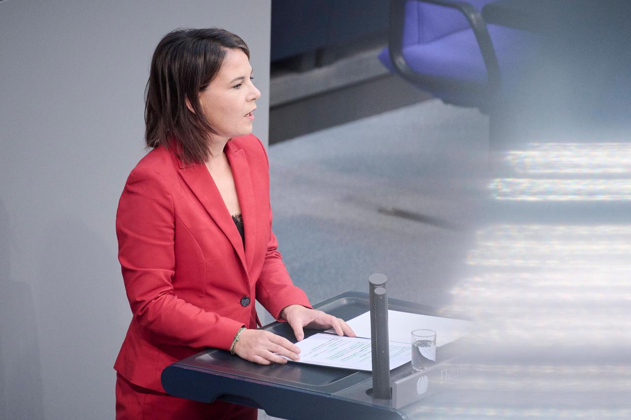 Annalena Baerbock steht am Rednerpult im Bundestag und spricht. Annalena Baerbock steht am Rednerpult im Bundestag und spricht.
