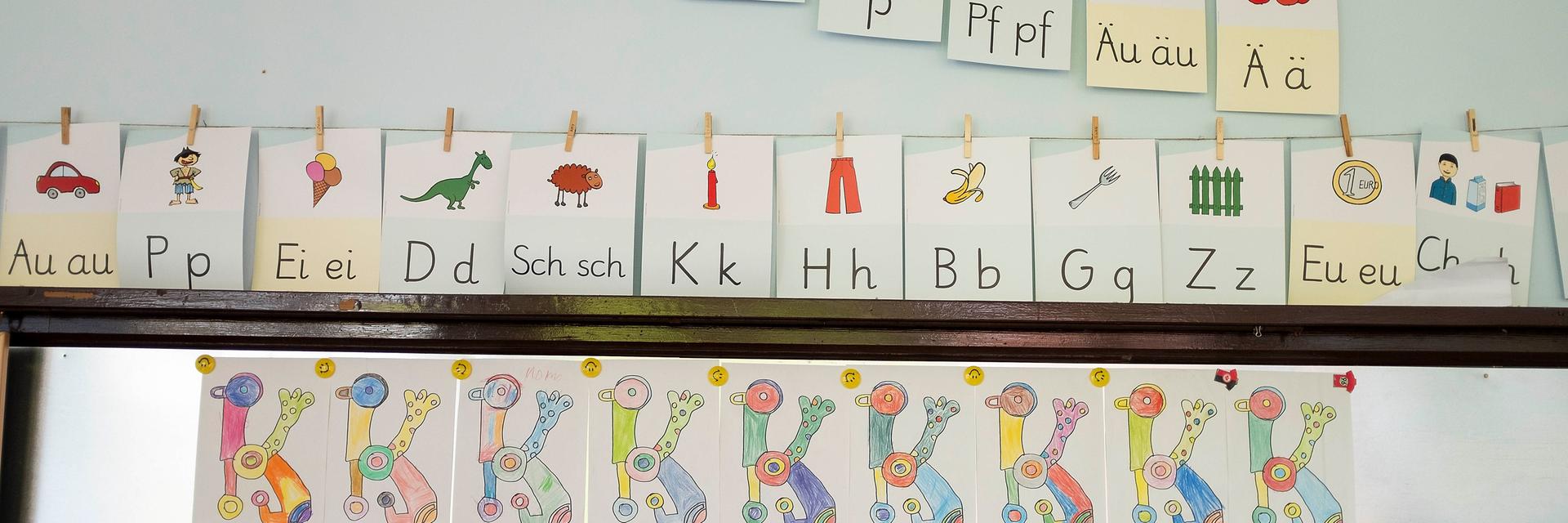 Buchstaben in einem Klassenzimmer in einer Grundschule in Muelheim an der Ruhr.