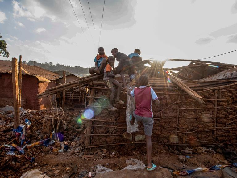 Menschen im Slum Kibera in Nairobi, Kenia