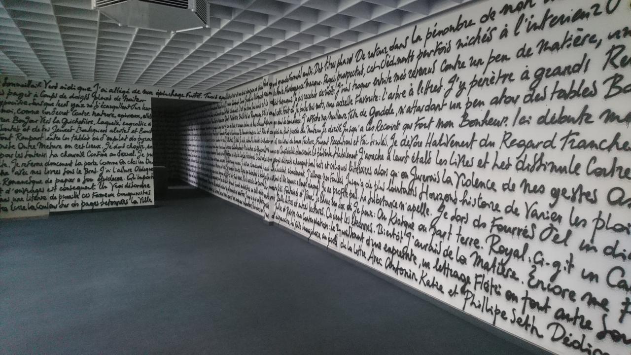 Innenraum der ehemaligen Bank der Industriellenfamilie Röchling mit Graffiti-Kunst Innenraum der ehemaligen Bank der Industriellenfamilie Röchling mit Graffiti-Kunst