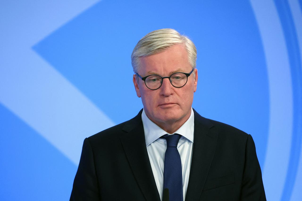 CDU-Spitzenkandidat Bernd Althusmann senkt den Blick. CDU-Spitzenkandidat Bernd Althusmann senkt den Blick.