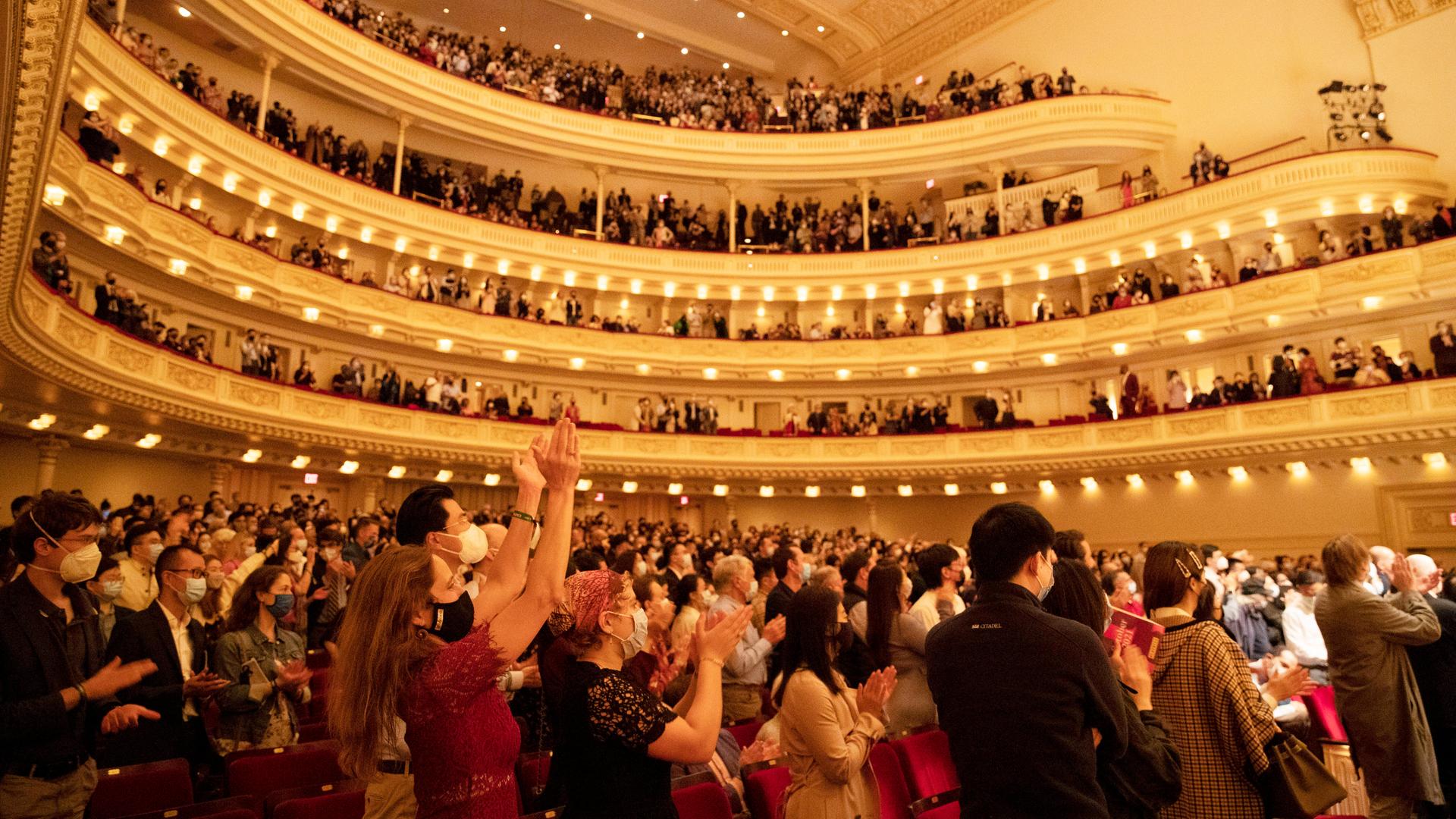 Ein begeistertes Publikum in der Carnegie Hall in New York City nach einem Konzert von Lang Lang, 2021. Ein begeistertes Publikum in der Carnegie Hall in New York City nach einem Konzert von Lang Lang, 2021.