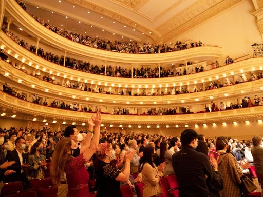Ein begeistertes Publikum in der Carnegie Hall in New York City nach einem Konzert von Lang Lang, 2021.