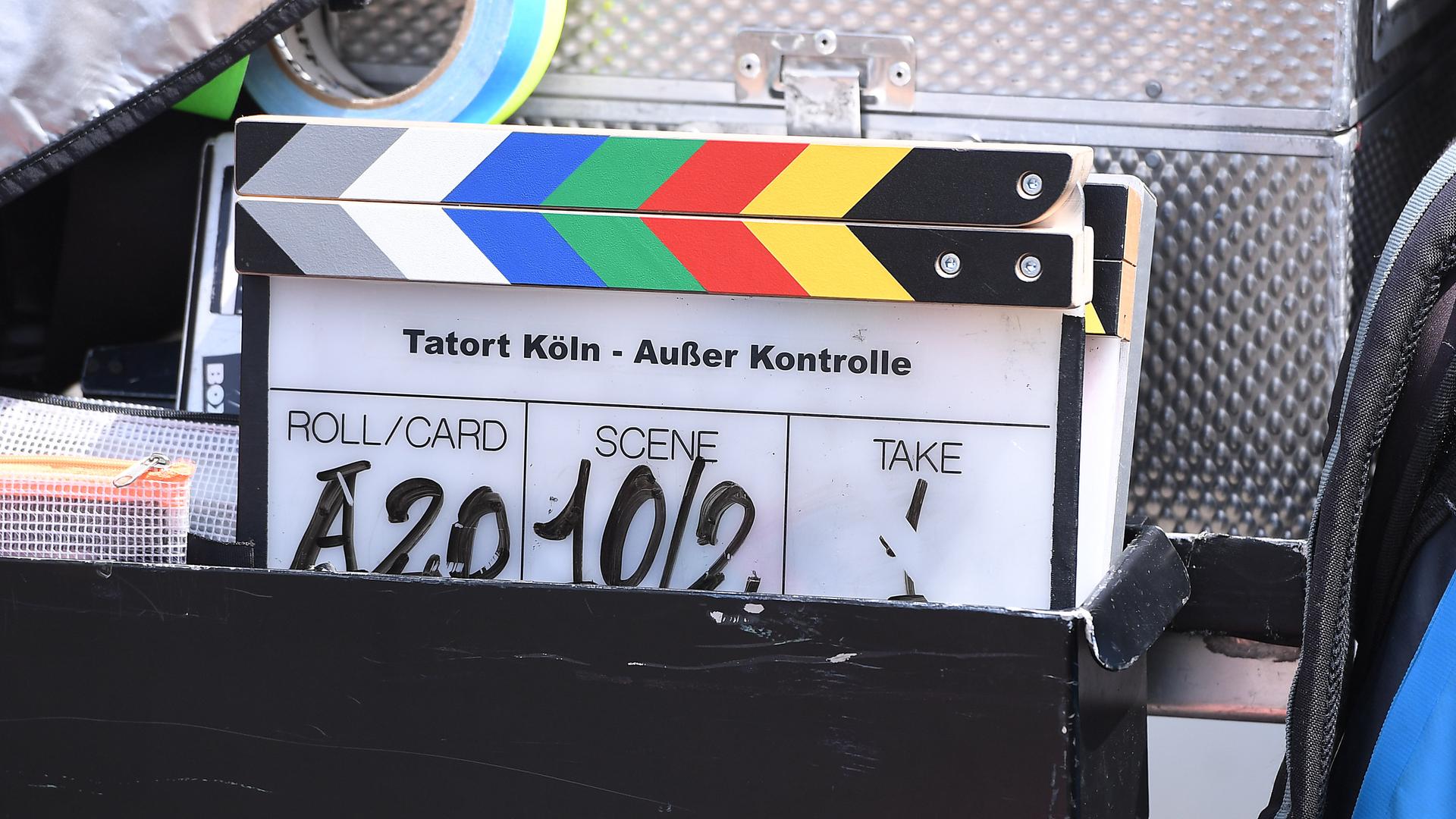 Die Filmklappe für einen Tatort aus Köln liegt am Set. Die Filmklappe für einen Tatort aus Köln liegt am Set.