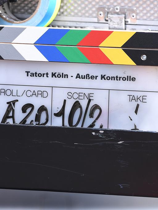 Die Filmklappe für einen Tatort aus Köln liegt am Set.