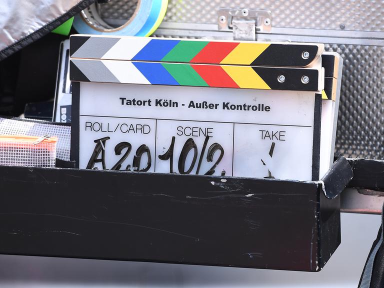 Die Filmklappe für einen Tatort aus Köln liegt am Set.