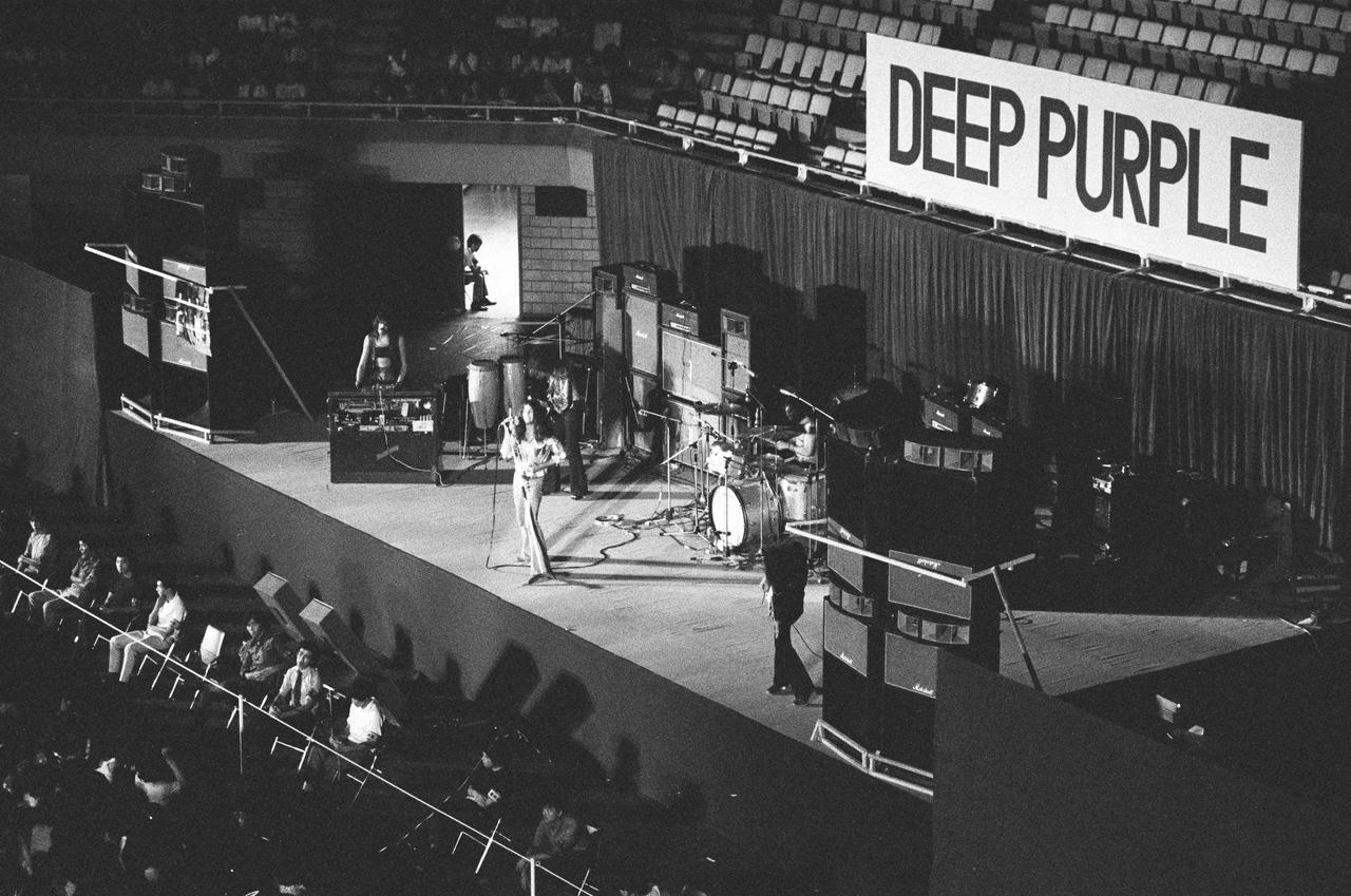 Deep Purple spielen ein Konzert in Tokyo. Deep Purple spielen ein Konzert in Tokyo.