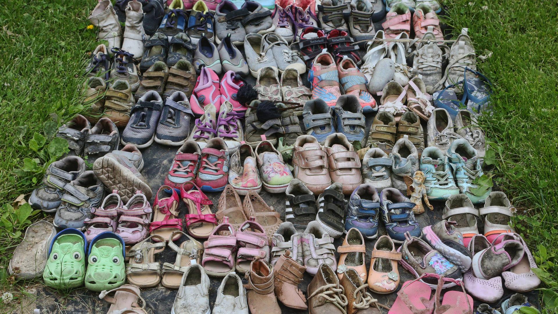 Ende Mai 2022 wurden die sterblichen Überreste von 215 Kindern auf dem Gelände der Kamloops Residential School (British Colombia) gefunden. Die Schuhe sollen an die Opfer erinnern.