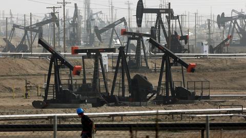 Das Bild zeigt eine Pferdekopfpumpe auf dem Kern River Oil Field in Kalifornien Das Bild zeigt eine Pferdekopfpumpe auf dem Kern River Oil Field in Kalifornien