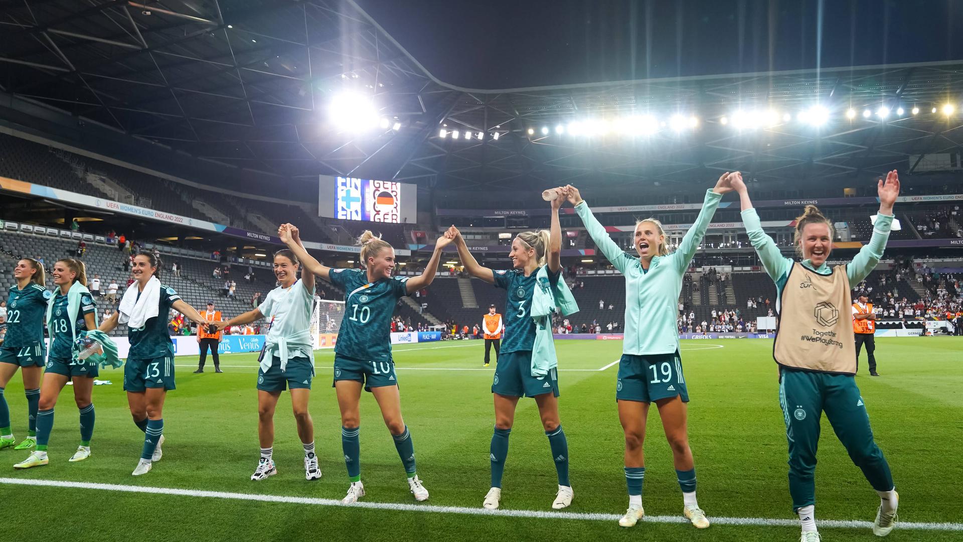 Die deutschen Spielerinnen feiern bei der Fußball-EM der Frauen in England nach dem 3:0-Erfolg gegen Finnland den Einzug ins Viertelfinale. Die deutschen Spielerinnen feiern bei der Fußball-EM der Frauen in England nach dem 3:0-Erfolg gegen Finnland den Einzug ins Viertelfinale.