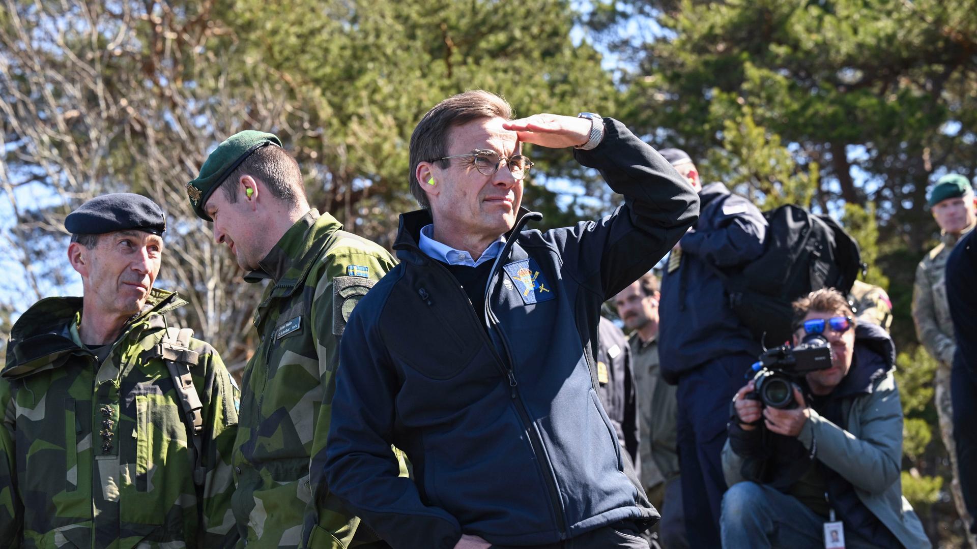 Ministerpräsident Ulf Kristersson (M) besucht  die Militärübung Aurora 23, bei der schwedische Amphibiensoldaten zusammen mit der Königlichen Marine in Korsö im Stockholmer Schärengarten Angriffe üben.