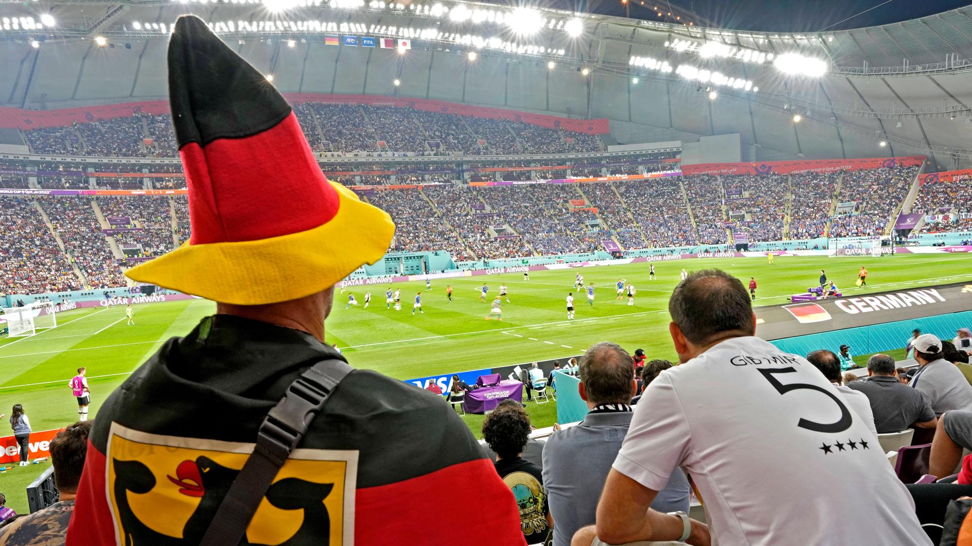 Deutsche Fans beobachten auf der Tribüne das ersten Vorrundenspiel zwischen Deutschland und Japan bei der Fußball-Weltmeisterschaft in Katar Deutsche Fans beobachten auf der Tribüne das ersten Vorrundenspiel zwischen Deutschland und Japan bei der Fußball-Weltmeisterschaft in Katar