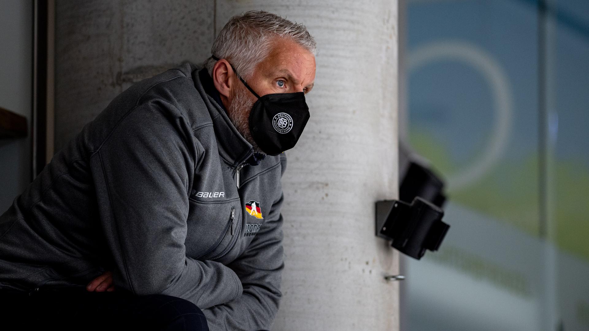Christian Künast schaut mit einer Maske beim Trainings zu Christian Künast schaut mit einer Maske beim Trainings zu