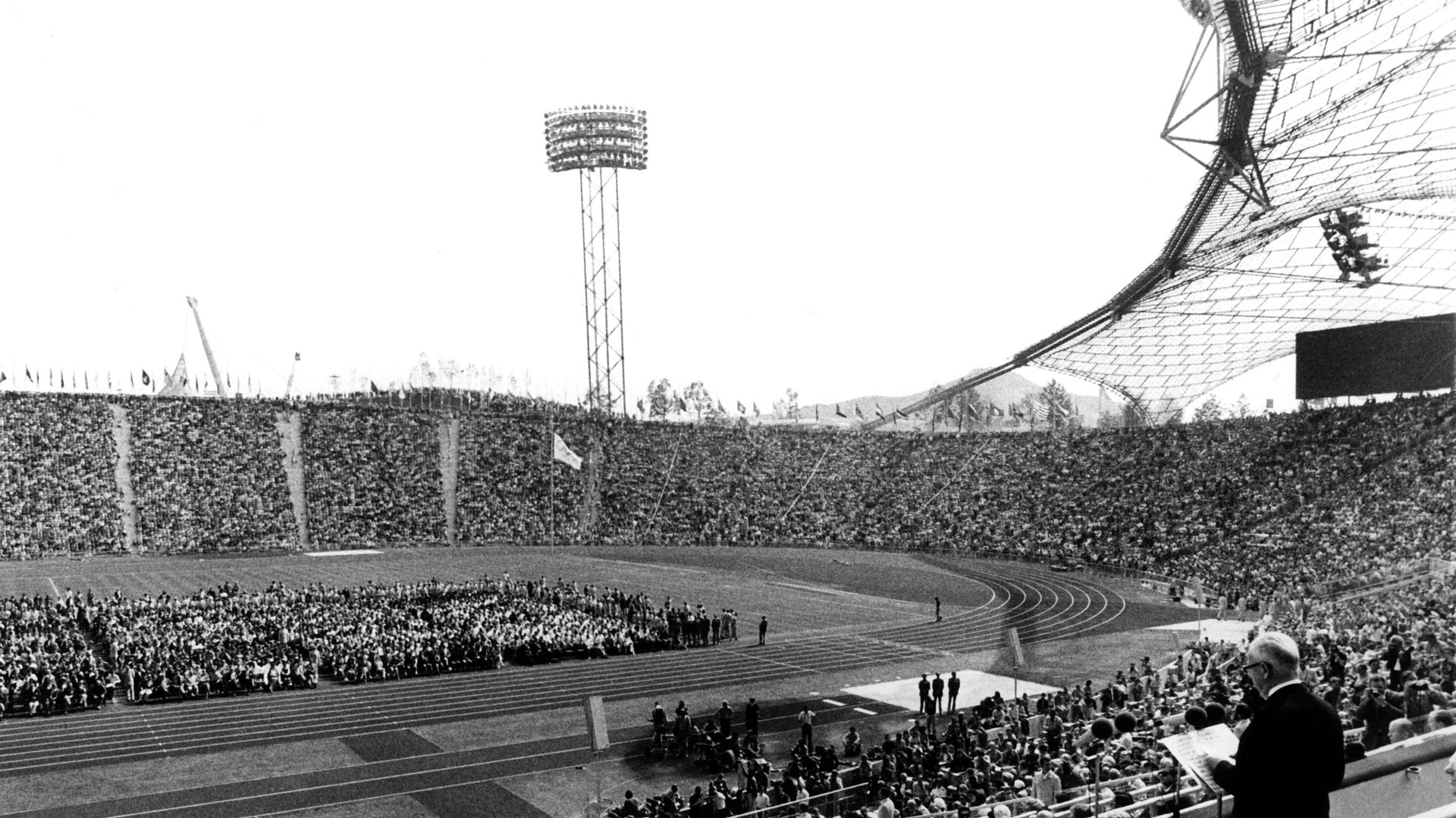 Bundespräsident Gustav Heinemann hält seine Ansprache während der Trauerfeier im Olympiastadion am 06.09.1972. Palästinensische Terroristen waren am 05.09.1972 in das Olympische Dorf eingedrungen und hatten mehrere Mitglieder der israelischen Mannschaft als Geiseln genommen. Während der Geiselnahme wurden mehrere der Geiseln ermordet. Bundespräsident Gustav Heinemann hält seine Ansprache während der Trauerfeier im Olympiastadion am 06.09.1972. Palästinensische Terroristen waren am 05.09.1972 in das Olympische Dorf eingedrungen und hatten mehrere Mitglieder der israelischen Mannschaft als Geiseln genommen. Während der Geiselnahme wurden mehrere der Geiseln ermordet.