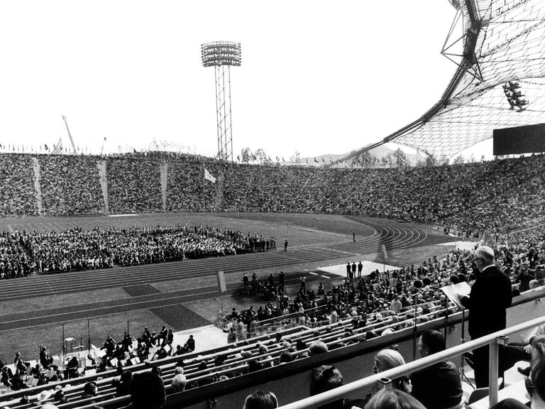 Bundespräsident Gustav Heinemann hält seine Ansprache während der Trauerfeier im Olympiastadion am 06.09.1972. Palästinensische Terroristen waren am 05.09.1972 in das Olympische Dorf eingedrungen und hatten mehrere Mitglieder der israelischen Mannschaft als Geiseln genommen. Während der Geiselnahme wurden mehrere der Geiseln ermordet.