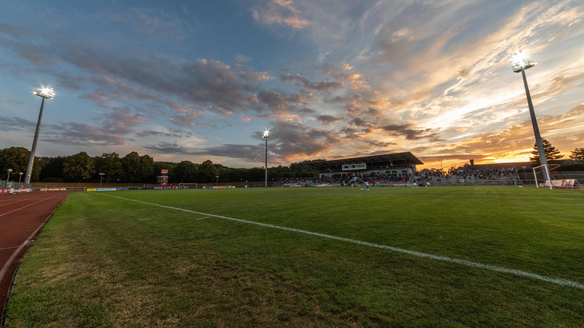 Ein Fußballplatz in Deutschland mit Flutlichtanlage. Ein Fußballplatz in Deutschland mit Flutlichtanlage.