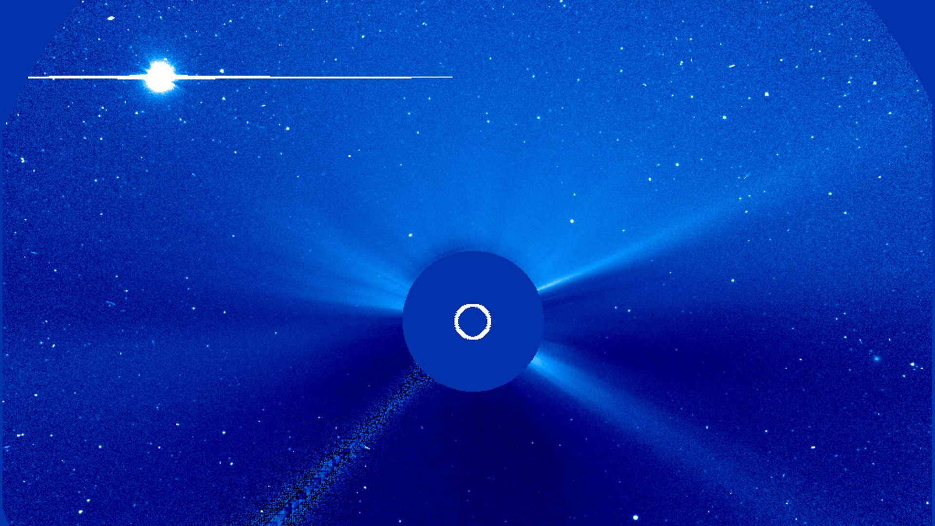 Die Venus (links oben) im Blick der LASCO-Kamera. Die Sonne ist in der Mitte abgedeckt und durch den weißen Kreis markiert. (SOHO/NASA/ESA) Die Venus (links oben) im Blick der LASCO-Kamera. Die Sonne ist in der Mitte abgedeckt und durch den weißen Kreis markiert. (SOHO/NASA/ESA)